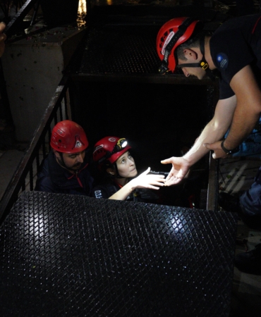 Dalgaların yükselmesiyle mağara 6 saat mahsur kalan 2 kişi kurtarıldı