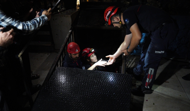 Dalgaların yükselmesiyle mağara 6 saat mahsur kalan 2 kişi kurtarıldı