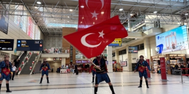 Antalya Havalimanı’nda Cumhuriyet coşkusu