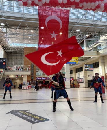 Antalya Havalimanı’nda Cumhuriyet coşkusu