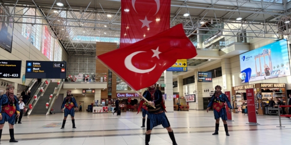 Antalya Havalimanı’nda Cumhuriyet coşkusu Antalya Havalimanı’nda Cumhuriyet coşkusu