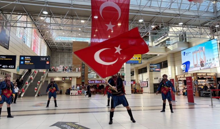 Antalya Havalimanı’nda Cumhuriyet coşkusu