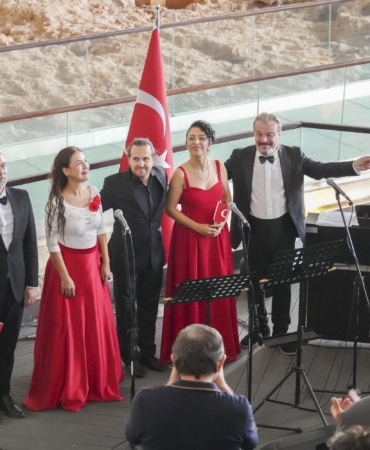 Nekropolde coşkulu Cumhuriyet kutlaması