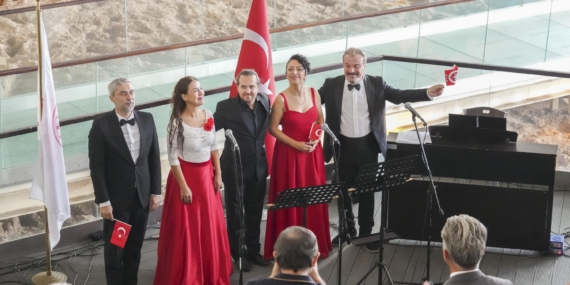 Nekropolde coşkulu Cumhuriyet kutlaması Nekropolde coşkulu Cumhuriyet kutlaması