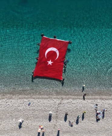 Bayramı su altında bayrak açarak kutladılar