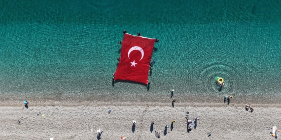 Bayramı su altında bayrak açarak kutladılar Bayramı su altında bayrak açarak kutladılar