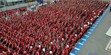 1500 öğrenci, okul bahçesinde söyledikleri şarkılarla Cumhuriyet’i kutladı