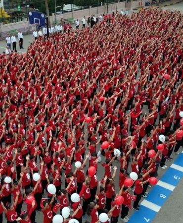 1500 öğrenci, okul bahçesinde söyledikleri şarkılarla Cumhuriyet’i kutladı