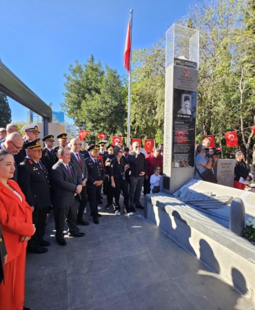 Dünya tarihinde ilk defa uçak gemisi batıran Topçu Yüzbaşı Aker’in anıt mezarı açıldı