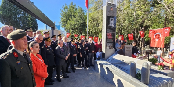 Dünya tarihinde ilk defa uçak gemisi batıran Topçu Yüzbaşı Aker’in anıt mezarı açıldı Dünya tarihinde ilk defa uçak gemisi batıran Topçu Yüzbaşı Aker’in anıt mezarı açıldı