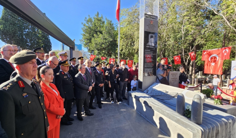 Dünya tarihinde ilk defa uçak gemisi batıran Topçu Yüzbaşı Aker’in anıt mezarı açıldı