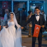 Gelinlik ve damatlıkla Cumhuriyet kutlamasına katıldılar