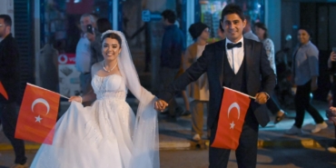 Gelinlik ve damatlıkla Cumhuriyet kutlamasına katıldılar