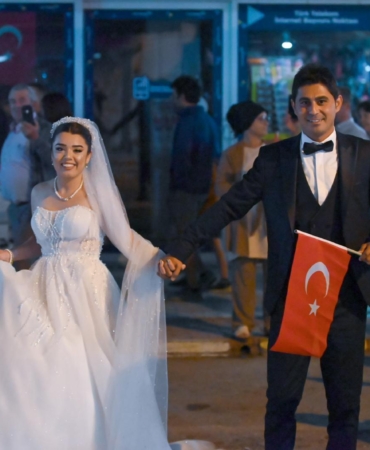 Gelinlik ve damatlıkla Cumhuriyet kutlamasına katıldılar