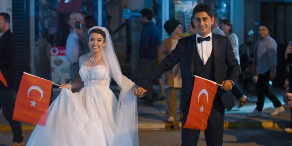 Gelinlik ve damatlıkla Cumhuriyet kutlamasına katıldılar