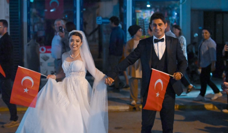 Gelinlik ve damatlıkla Cumhuriyet kutlamasına katıldılar