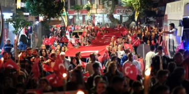 200 metrelik bayrakla fener alayı