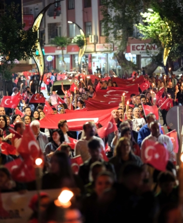 200 metrelik bayrakla fener alayı