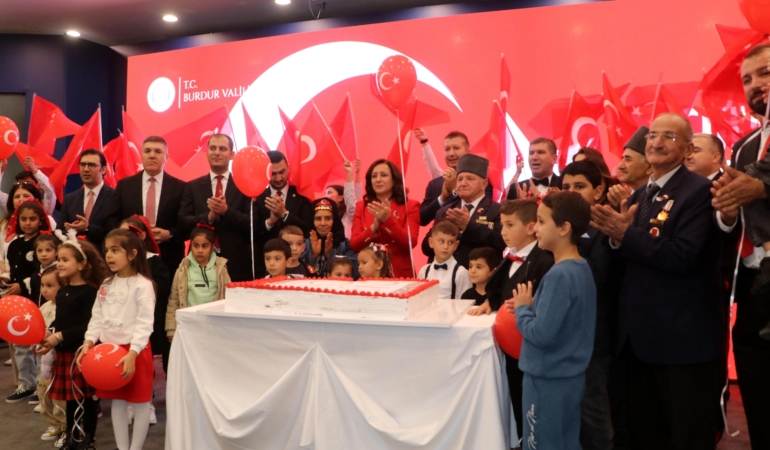 Burdur’da Cumhuriyet Bayramı kabul töreni