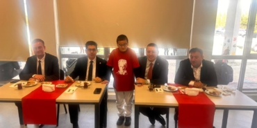 Okul başkanı Ahmet, seçim vaadini yerine getirip, milletvekilleri ile öğrencileri buluşturdu