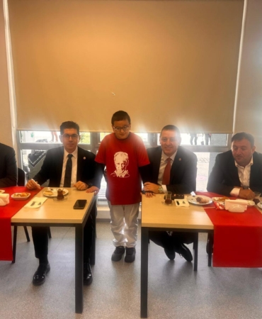 Okul başkanı Ahmet, seçim vaadini yerine getirip, milletvekilleri ile öğrencileri buluşturdu