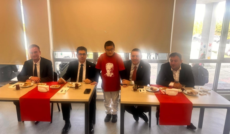 Okul başkanı Ahmet, seçim vaadini yerine getirip, milletvekilleri ile öğrencileri buluşturdu