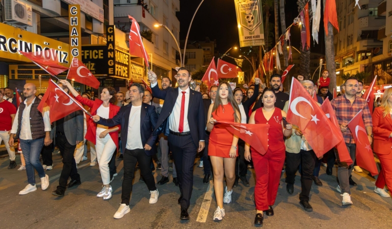 Manavgat’ta fener alayı, kortej ve konserle Cumhuriyet coşkusu