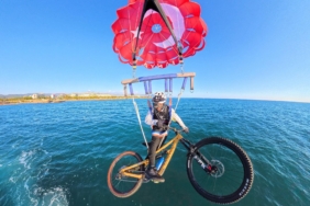 Deniz paraşütüne bağladığı bisikletiyle gökyüzünde pedal çevirdi