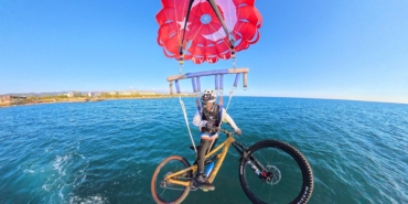 Deniz paraşütüne bağladığı bisikletiyle gökyüzünde pedal çevirdi