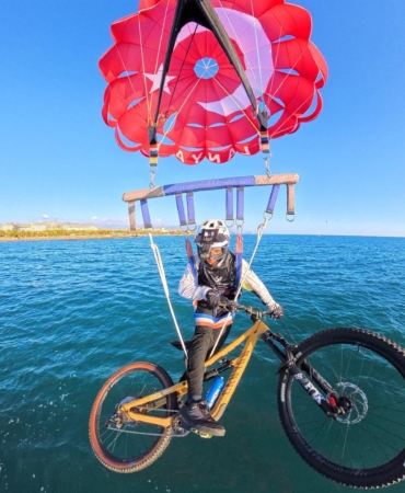 Deniz paraşütüne bağladığı bisikletiyle gökyüzünde pedal çevirdi
