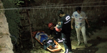 Kurtarma sırasında üşüyen turiste yeleğini verdi