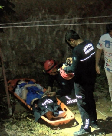 Kurtarma sırasında üşüyen turiste yeleğini verdi