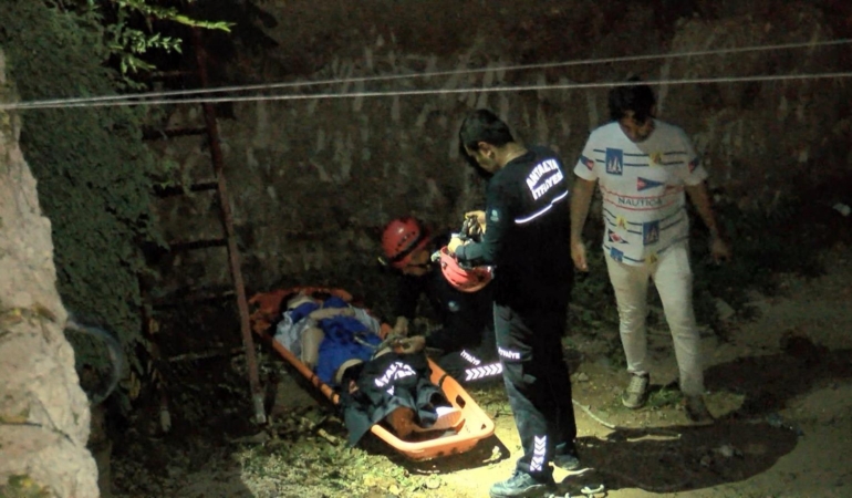 Kurtarma sırasında üşüyen turiste yeleğini verdi