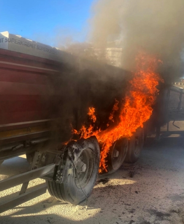 TIR’ın dorsesi yandı