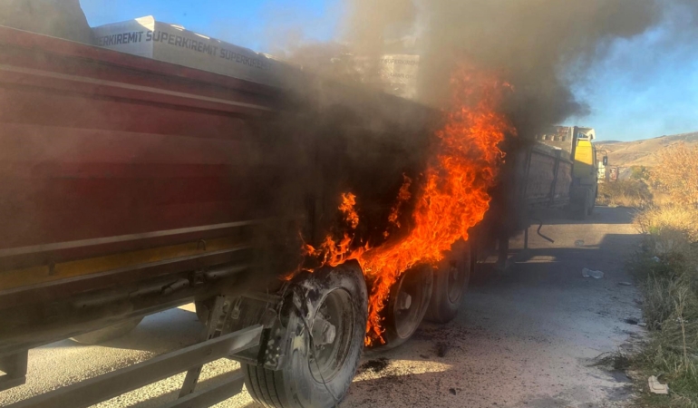 TIR’ın dorsesi yandı