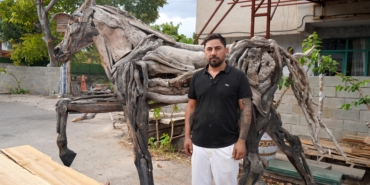 Doğanın atıklarını sanata dönüştürüyor