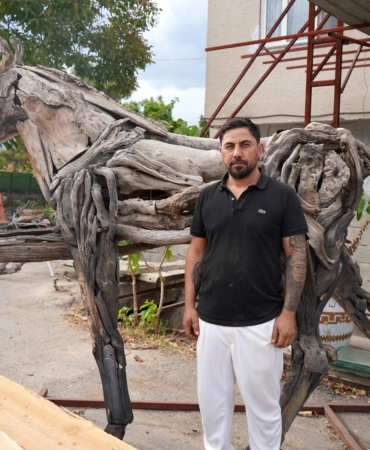 Doğanın atıklarını sanata dönüştürüyor