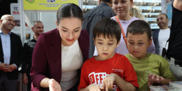 Vali Şahin, Antalya Kitap Fuarı’nda Kitapseverlerle
