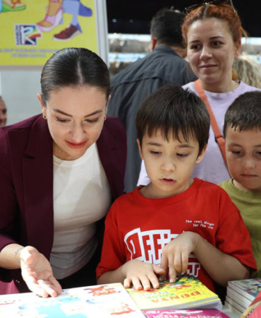 Vali Şahin, Antalya Kitap Fuarı’nda Kitapseverlerle