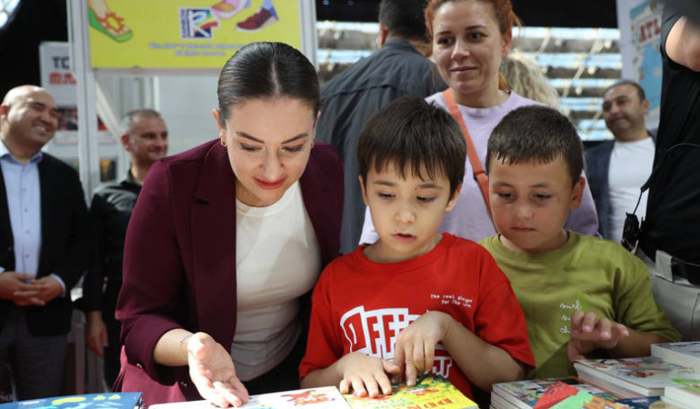 Vali Şahin, Antalya Kitap Fuarı’nda Kitapseverlerle
