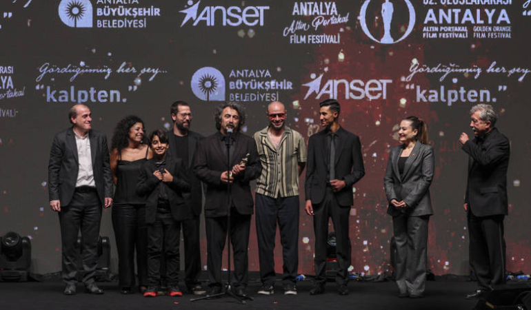 Altın Portakal: ‘Tavşan İmparatorluğu’ Ödülleri Kazandı!