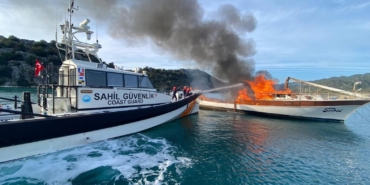 Demre’de ticari yat yandı Demre’de ticari yat yandı