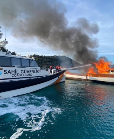 Demre’de ticari yat yandı