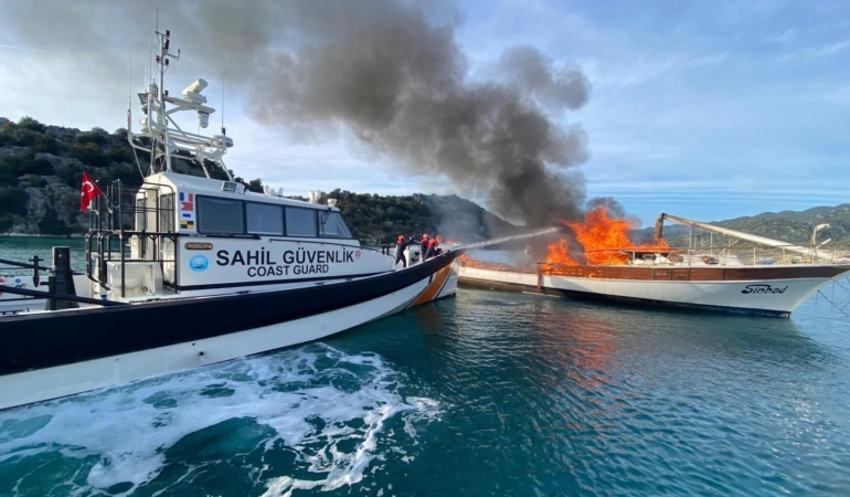 Demre’de ticari yat yandı Demre’de ticari yat yandı
