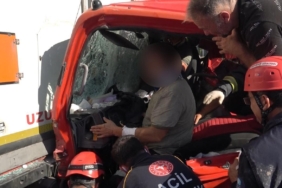 Kamyonet TIR’a çarptı: 3 yaralı Kamyonet TIR’a çarptı: 3 yaralı