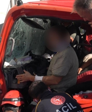 Kamyonet TIR’a çarptı: 3 yaralı