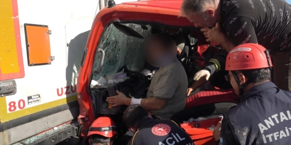 Kamyonet TIR’a çarptı: 3 yaralı