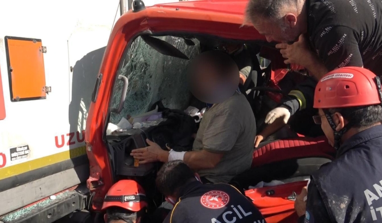 Kamyonet TIR’a çarptı: 3 yaralı Kamyonet TIR’a çarptı: 3 yaralı