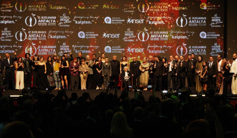 Altın Portakal’a 7 ödülle ‘Tavşan İmparatorluğu’ damga vurdu Altın Portakal’a 7 ödülle ‘Tavşan İmparatorluğu’ damga vurdu