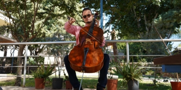 Görme engelli müzik öğretmeninden hastalara ‘ritim ve şarkılı terapi’